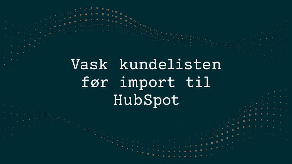 Tittelkort med teksten «Vask kundelisten før import til HubSpot» på dyp blekkgrønn bakgrunn med et bredt bølgefelt av kobberfargede kvadratiske prikker.